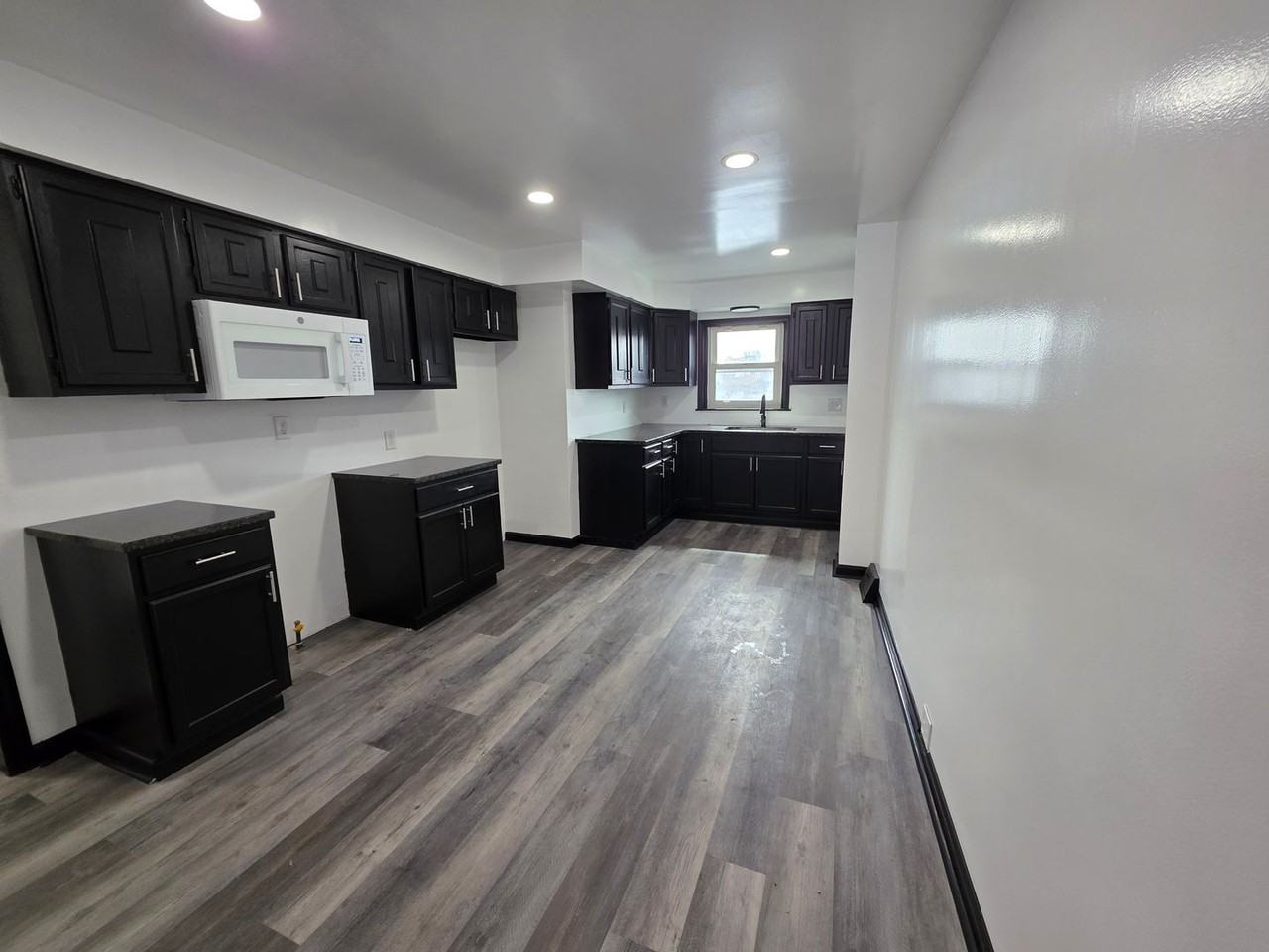 2708 Cobden St - Photo 4 of 12