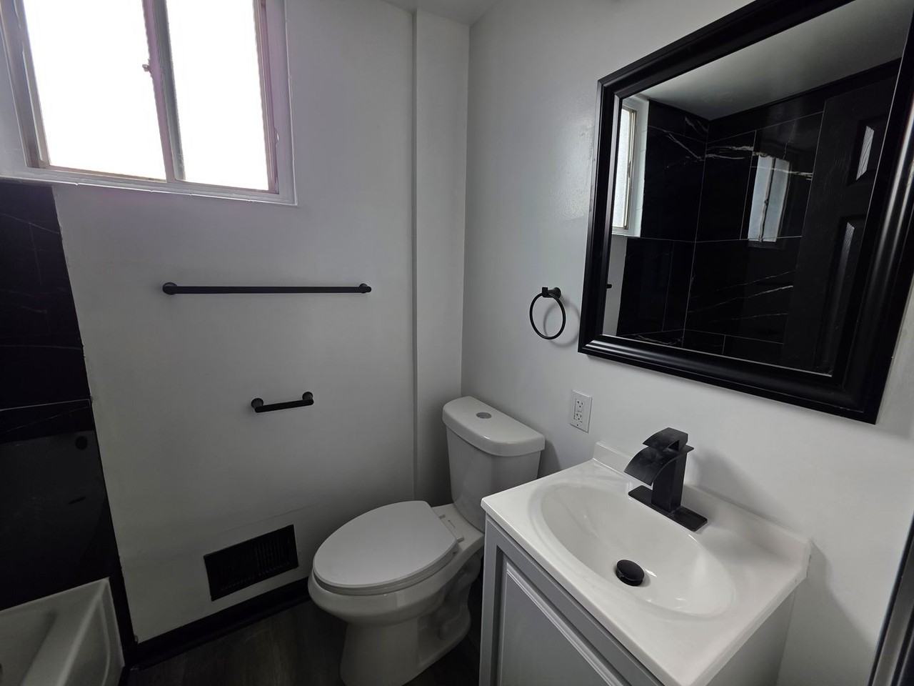 2708 Cobden St - Photo 5 of 12