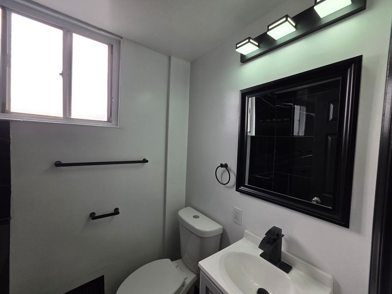 2708 Cobden St - Photo 6 of 12