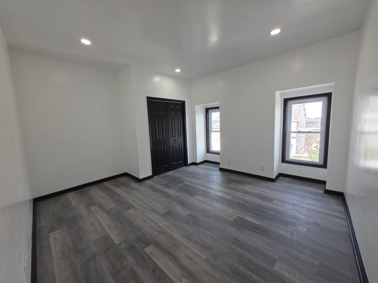 2708 Cobden St - Photo 7 of 12