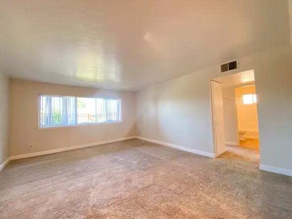 Elegante - Photo 4 of 9