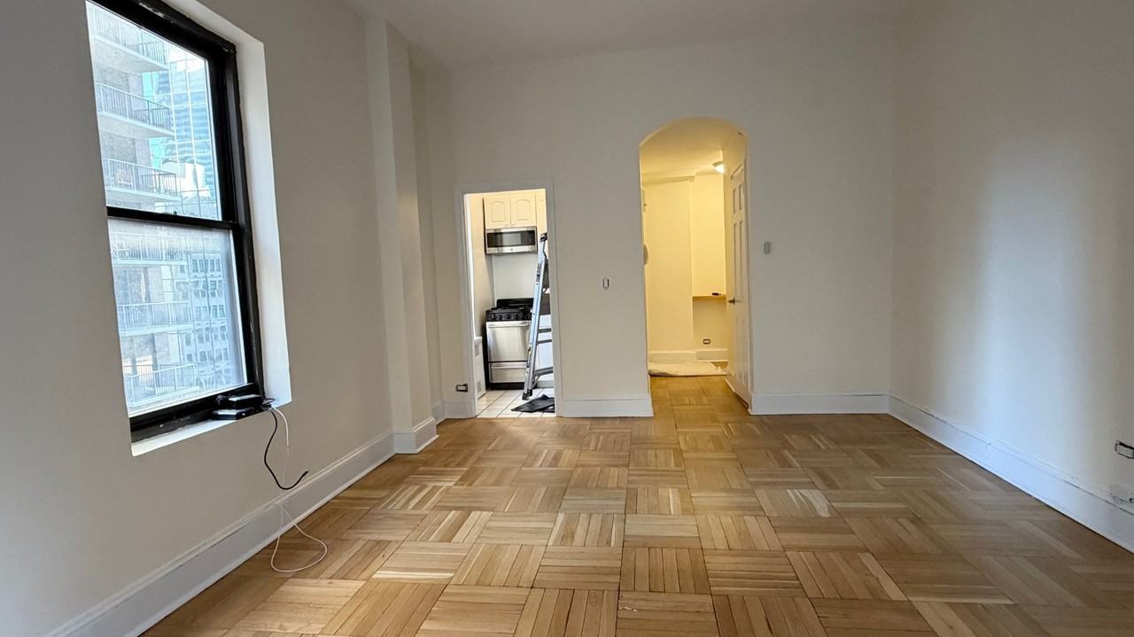 E 56th St #PHG - Photo 3 of 7