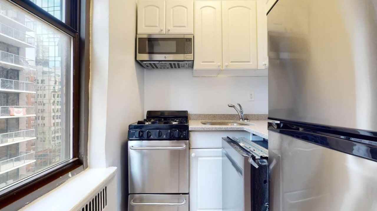 E 56th St #PHG - Photo 4 of 7