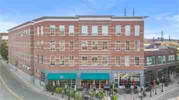 featured image of 10 Ann St Apt 102