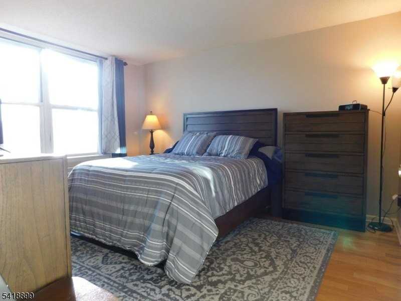 300 Main St #604 - Photo 5 of 19