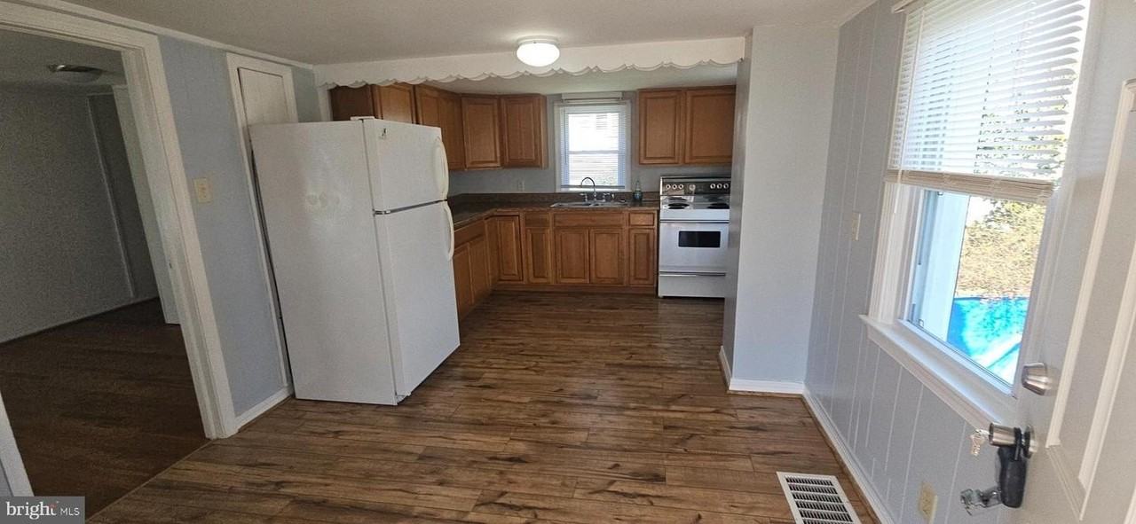 1057 Foreman Ln - Photo 6 of 19