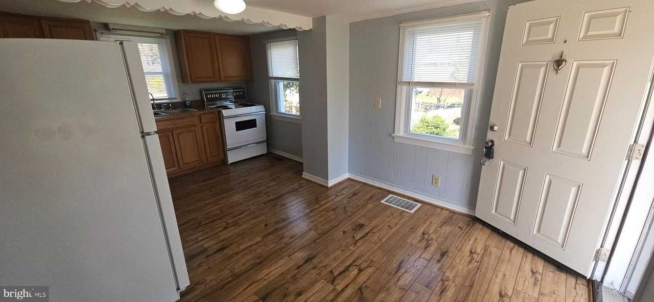 1057 Foreman Ln - Photo 7 of 19