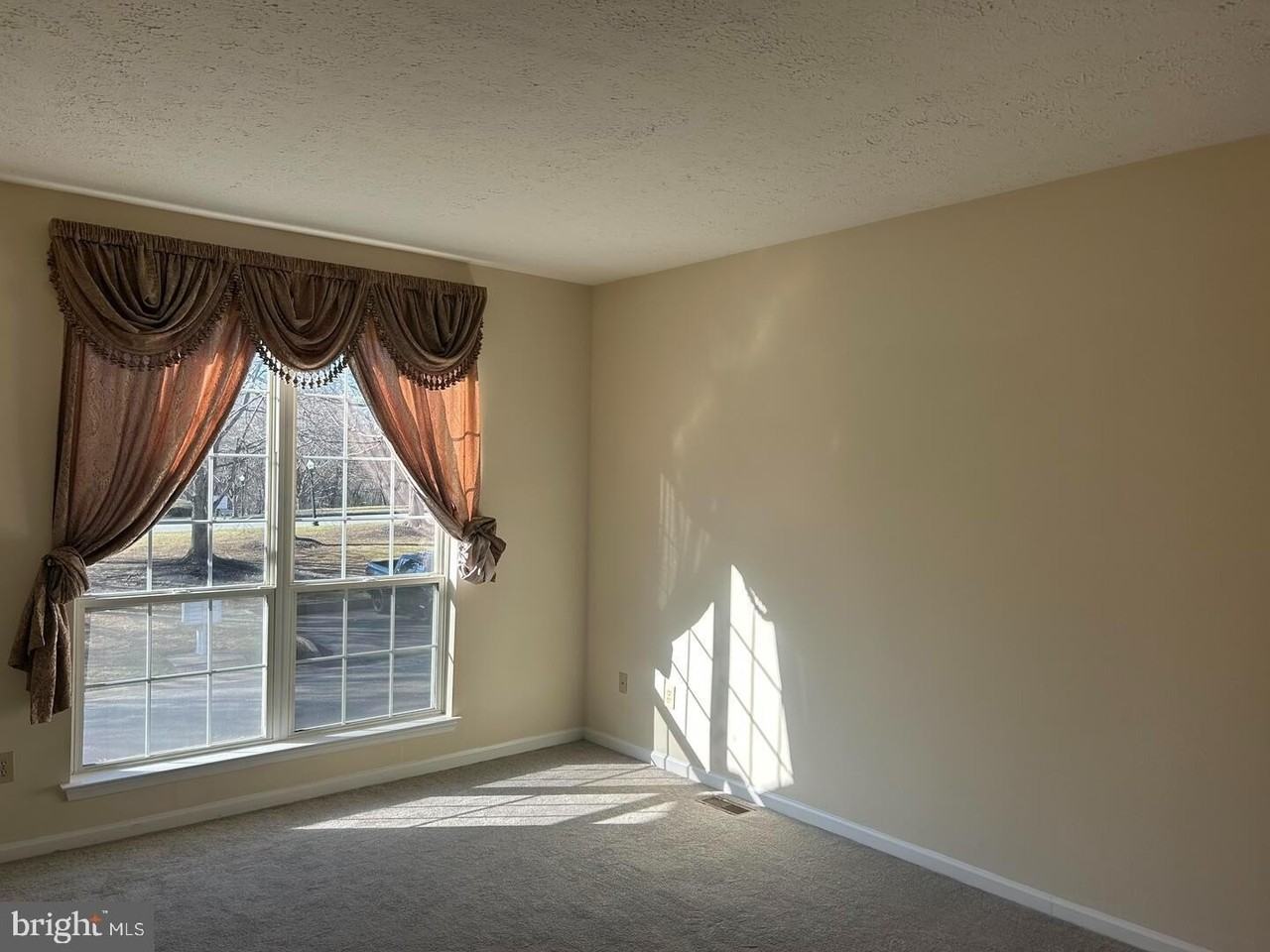 892 N Waterford Ln - Photo 3 of 11