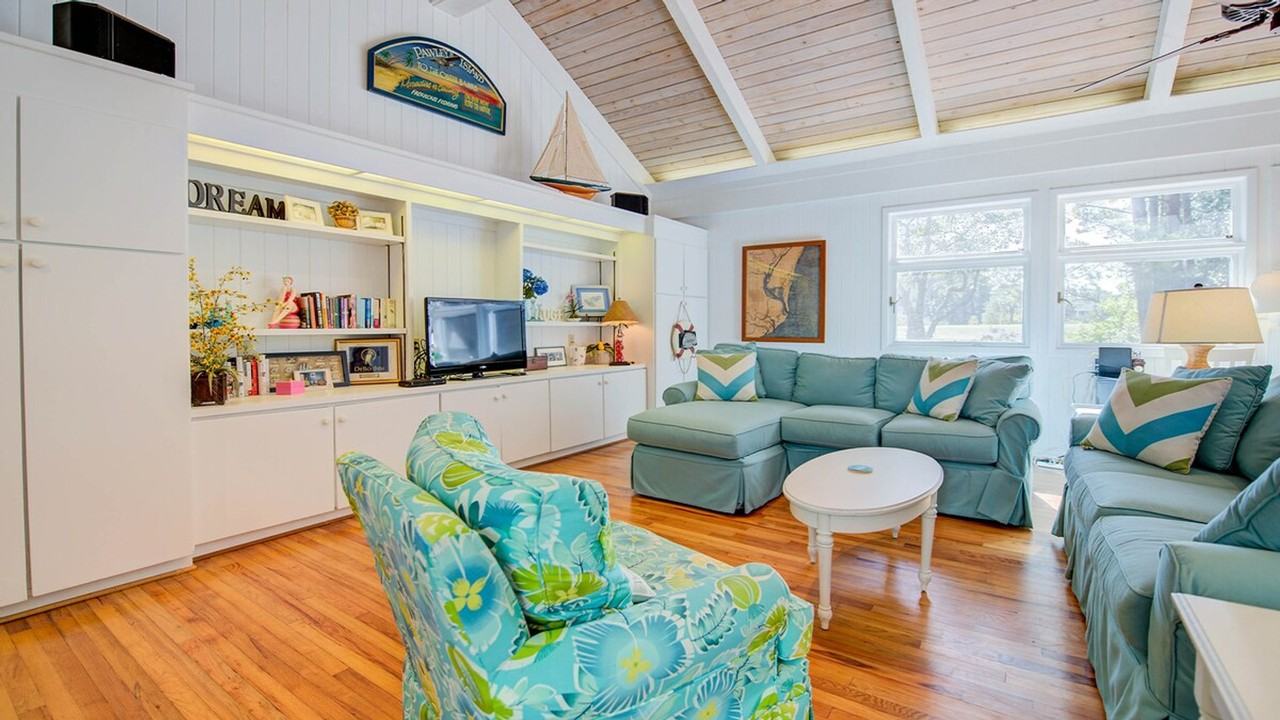 94 Whiting Ln #1253460P - Photo 4 of 35