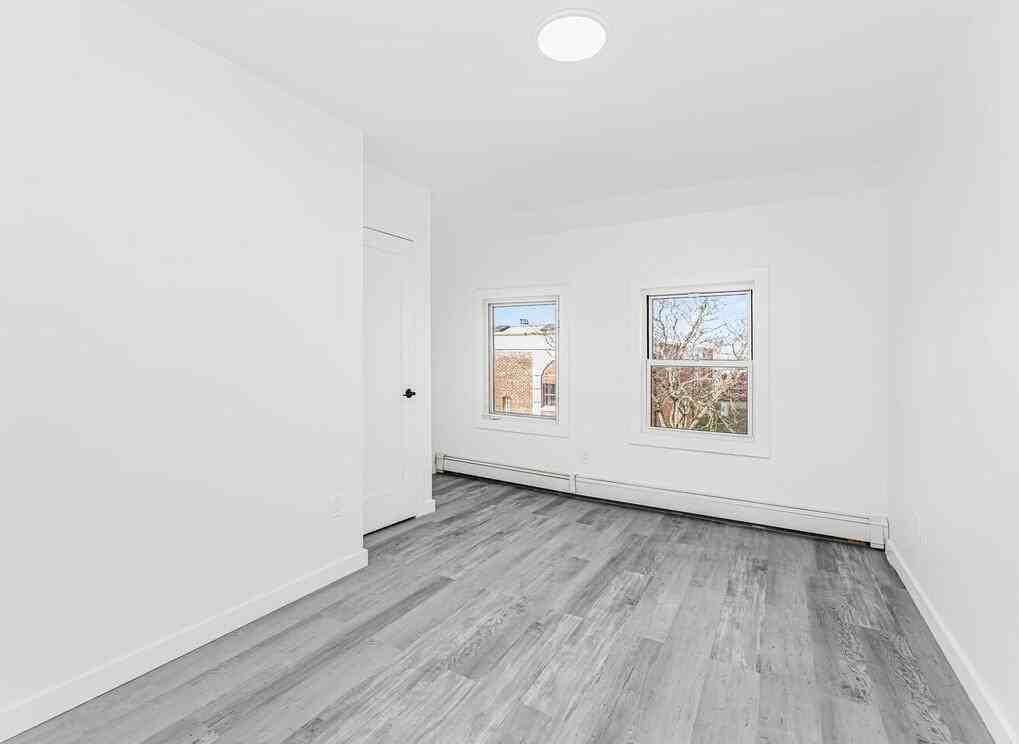 136 Cortlandt St - Photo 3 of 7