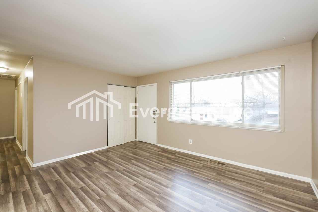 11715 Hamlet Rd - Photo 5 of 15