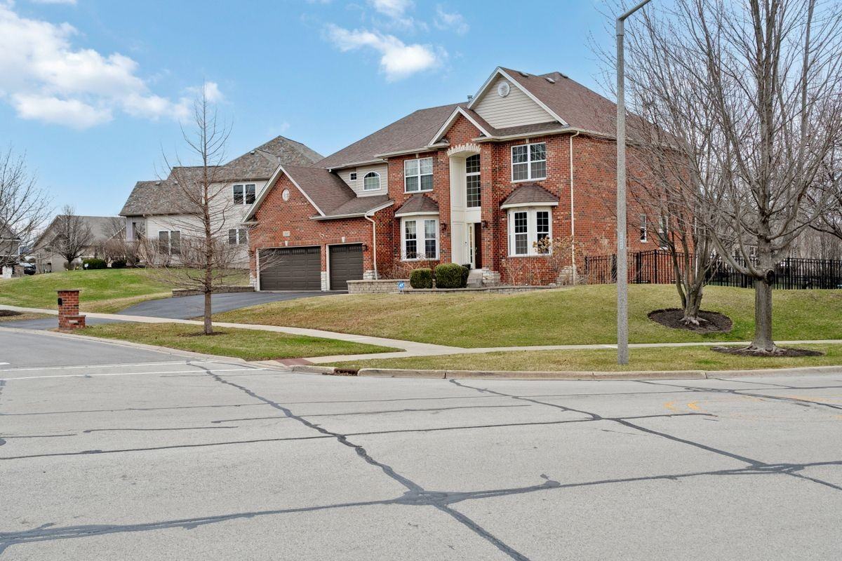 25947 Campbell Ln - Photo 3 of 38