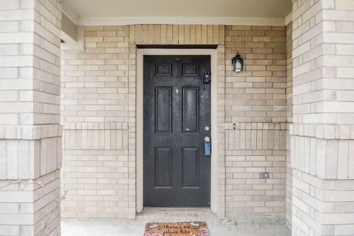 22951 Twisting Pine Dr - Photo 3 of 10