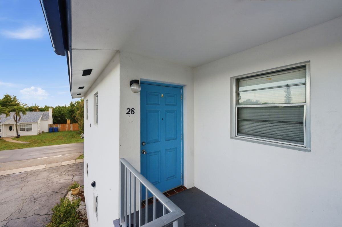 410 W Palm St Apt B28 - Photo 3 of 24
