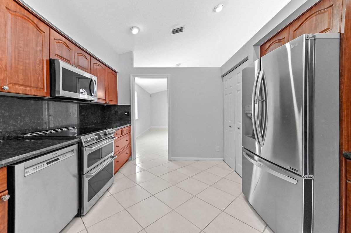 14066 Glenlyon Ct - Photo 2 of 17