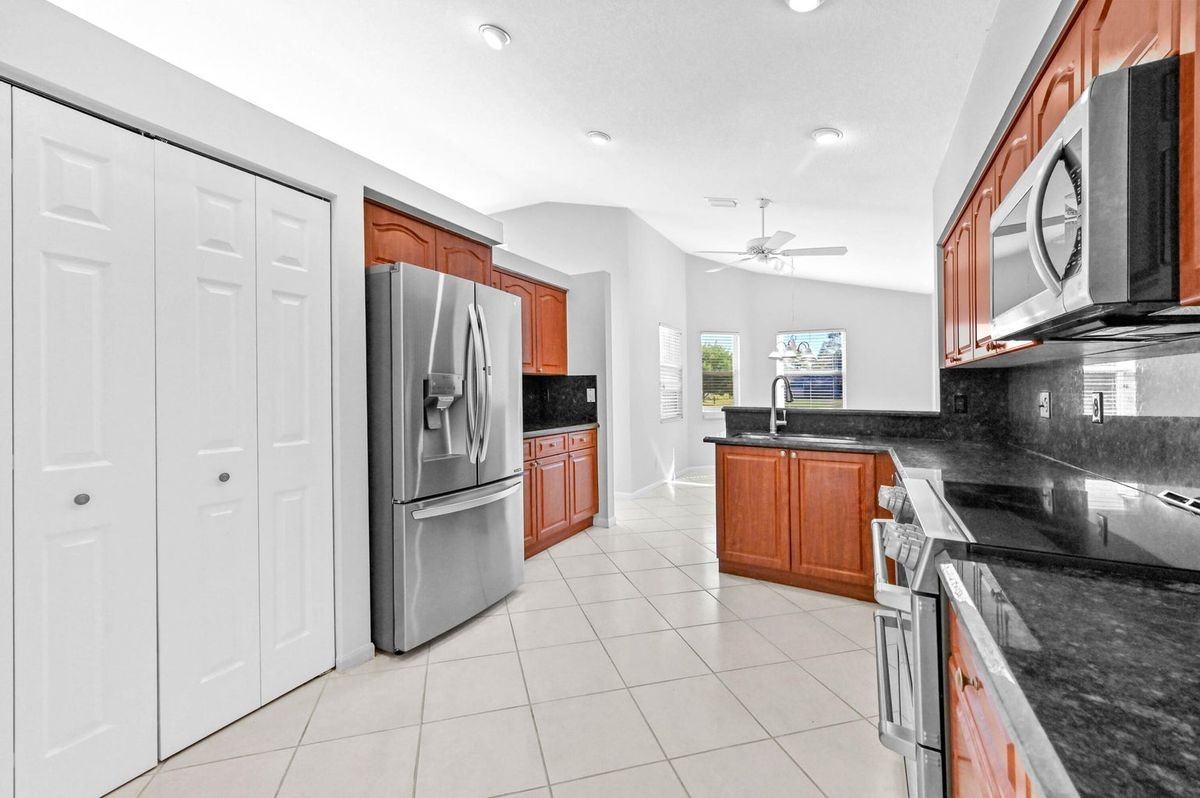 14066 Glenlyon Ct - Photo 3 of 17