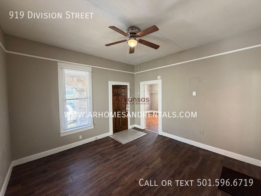 919 Division St - Photo 4 of 12