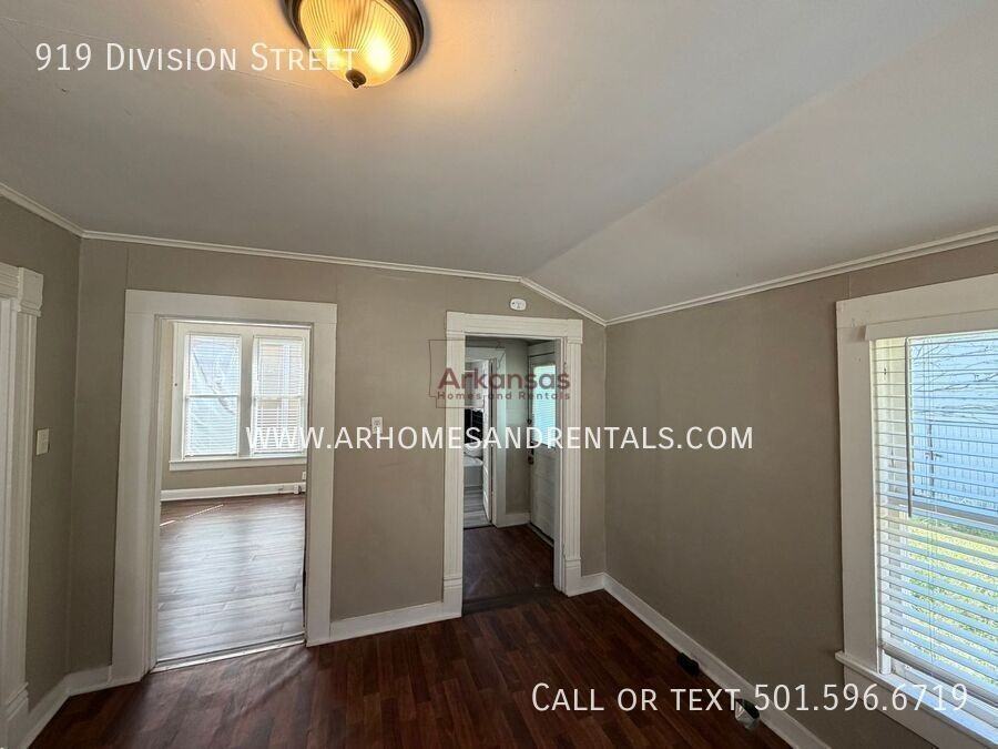 919 Division St - Photo 5 of 12