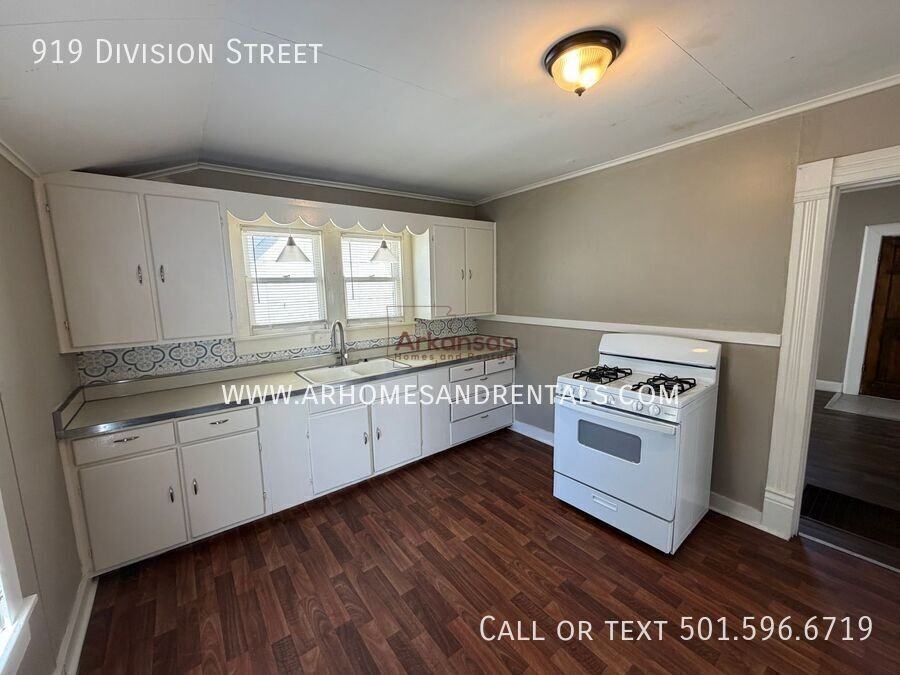 919 Division St - Photo 6 of 12