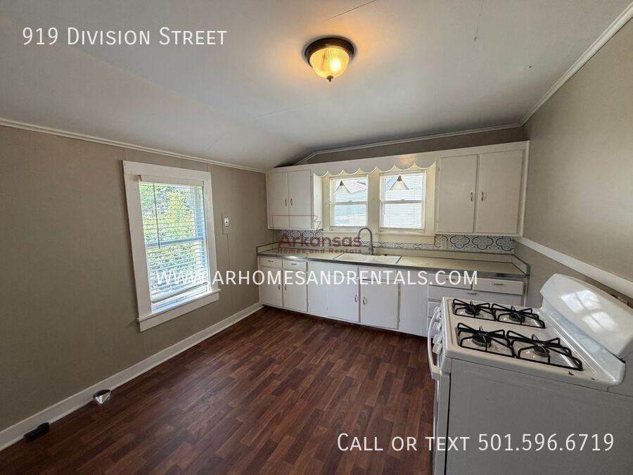 919 Division St - Photo 7 of 12