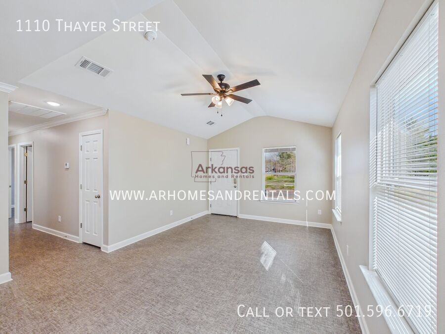 1110 Thayer St - Photo 2 of 12