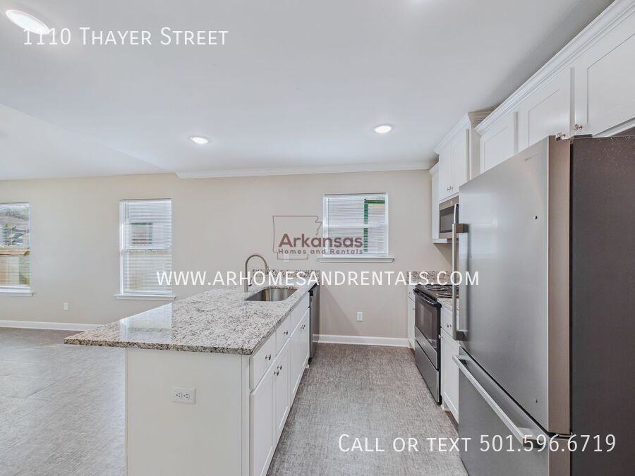 1110 Thayer St - Photo 5 of 12