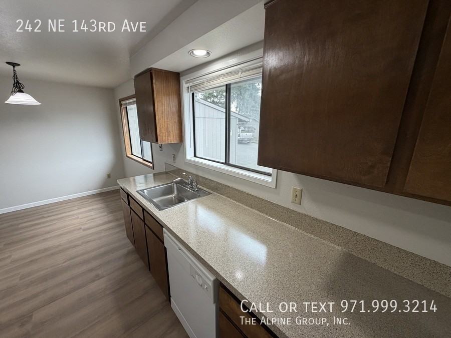 242 Ne 143rd Ave - Photo 7 of 22