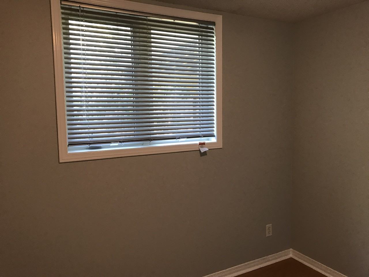 456 Weston Cres - Photo 2 of 8