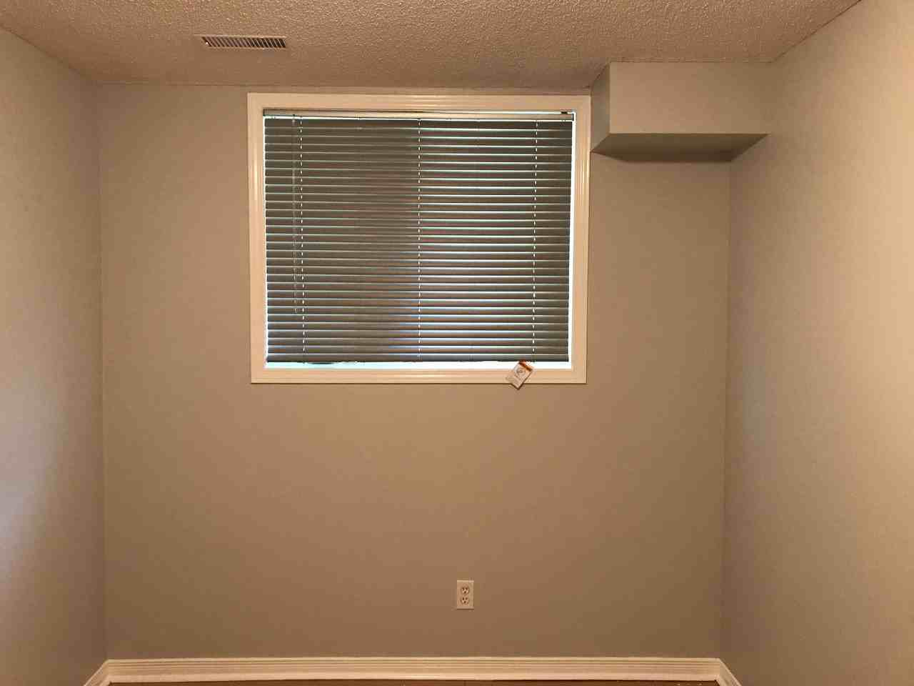 456 Weston Cres - Photo 3 of 8