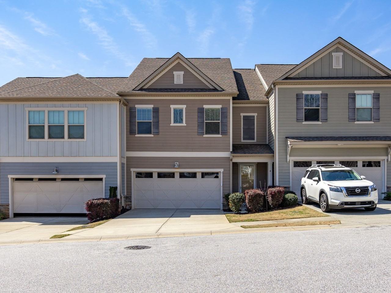 4 Tatum Ln - Photo 2 of 38