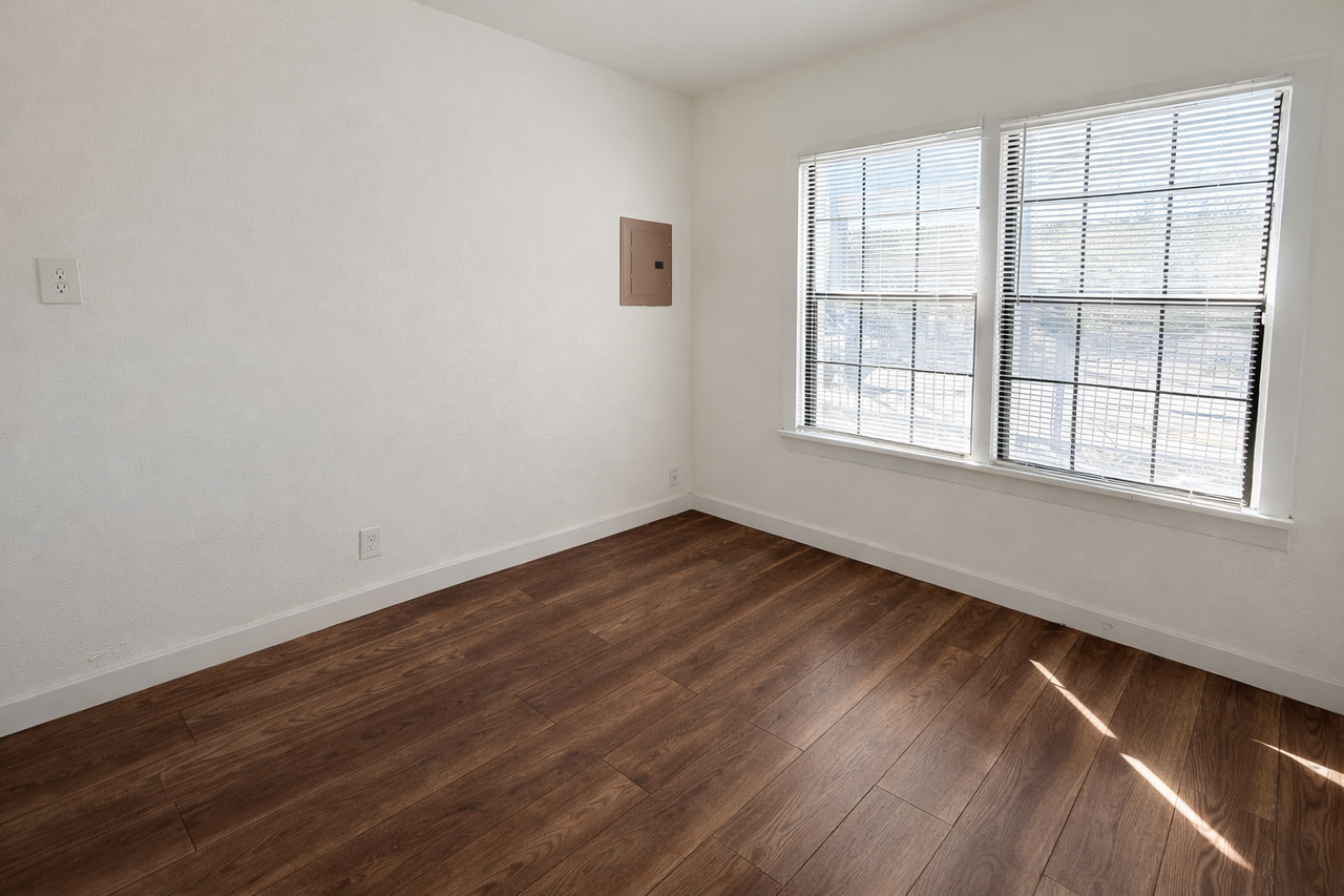 1411 Lamar St - Photo 4 of 12