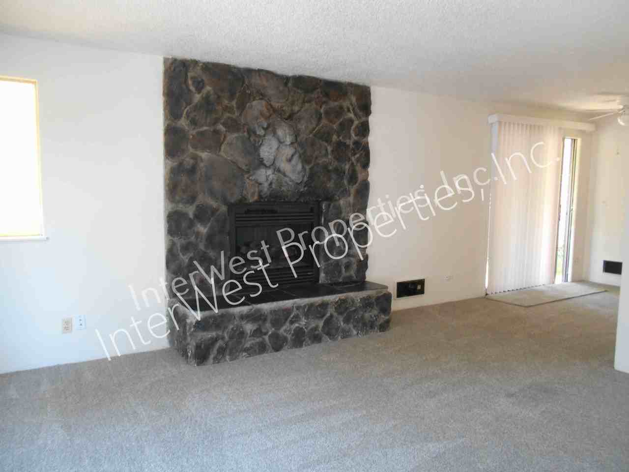 13135 Southeast Division Street - Photo 4 of 12