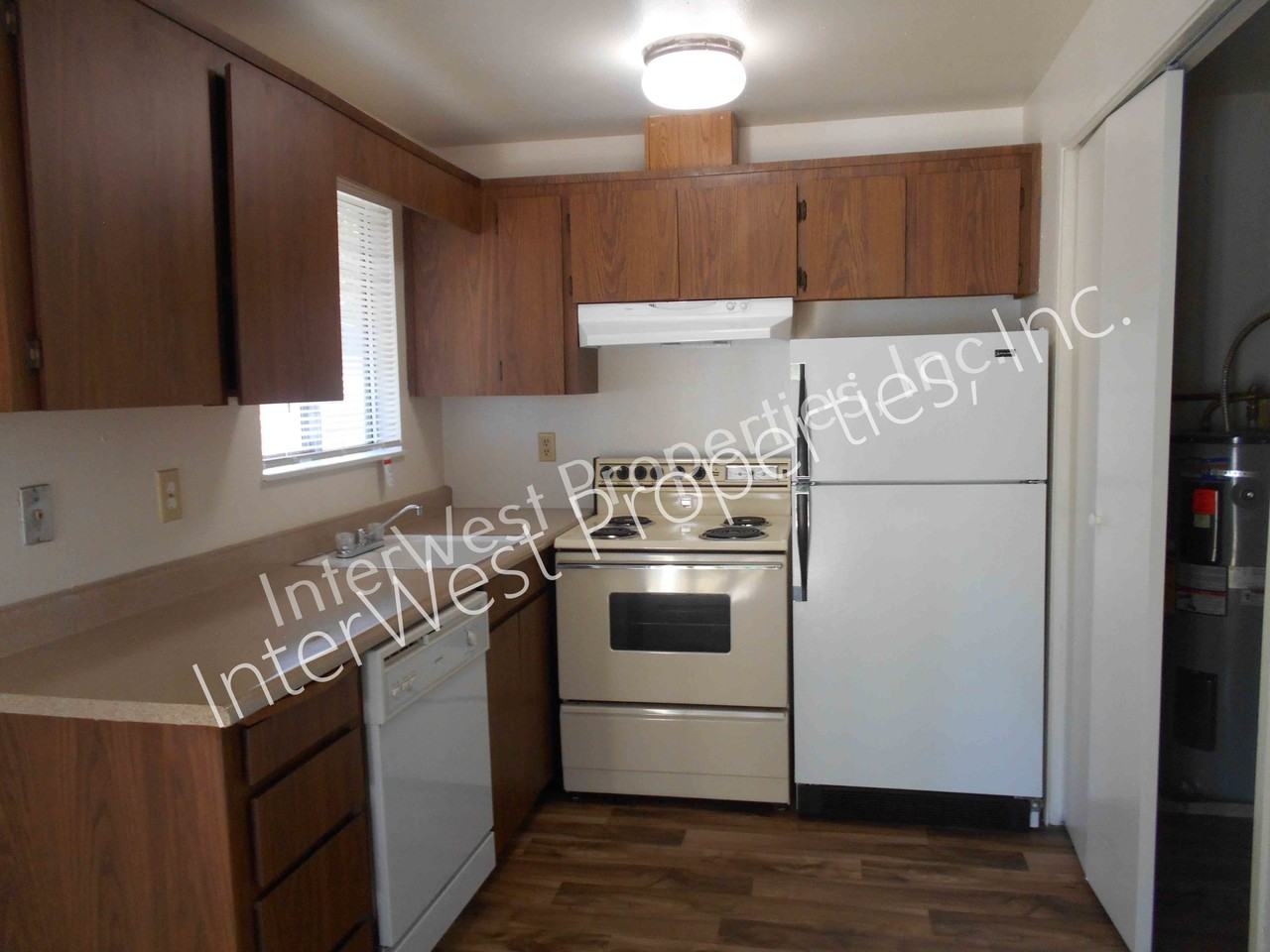 13135 Southeast Division Street - Photo 5 of 12