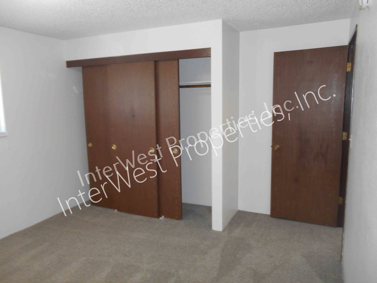 13135 Southeast Division Street - Photo 6 of 12