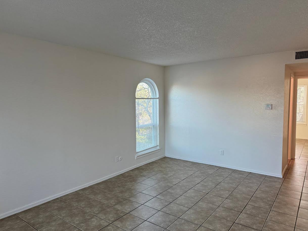 1611 Bell St #H - Photo 3 of 18