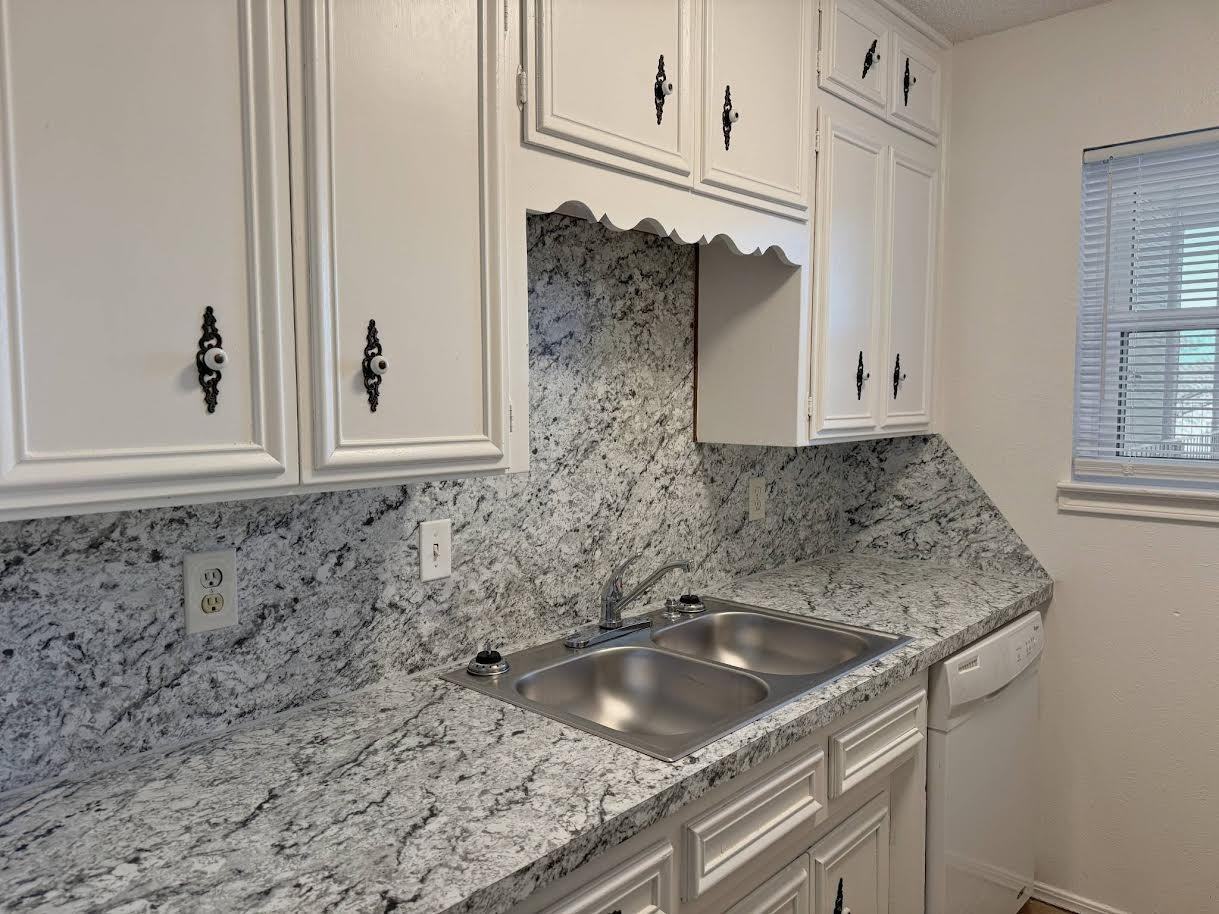 1611 Bell St #H - Photo 6 of 18