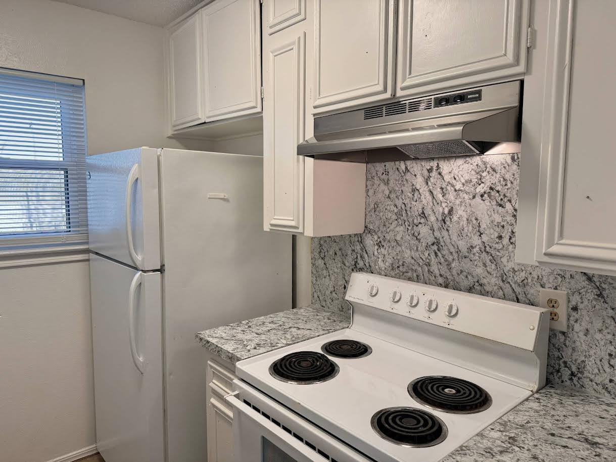 1611 Bell St #H - Photo 7 of 18