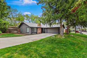 featured image of 833 N Beachwood St #NA