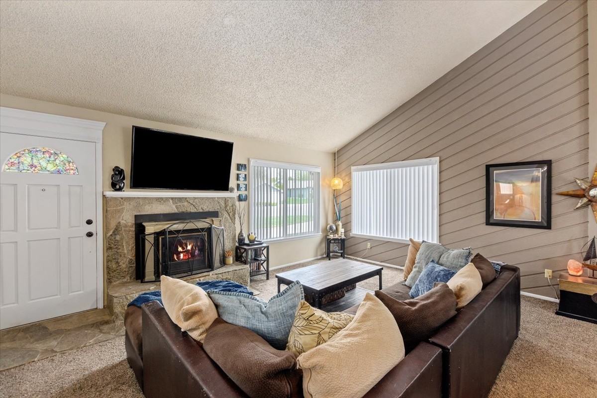 833 N Beachwood St #NA - Photo 4 of 20