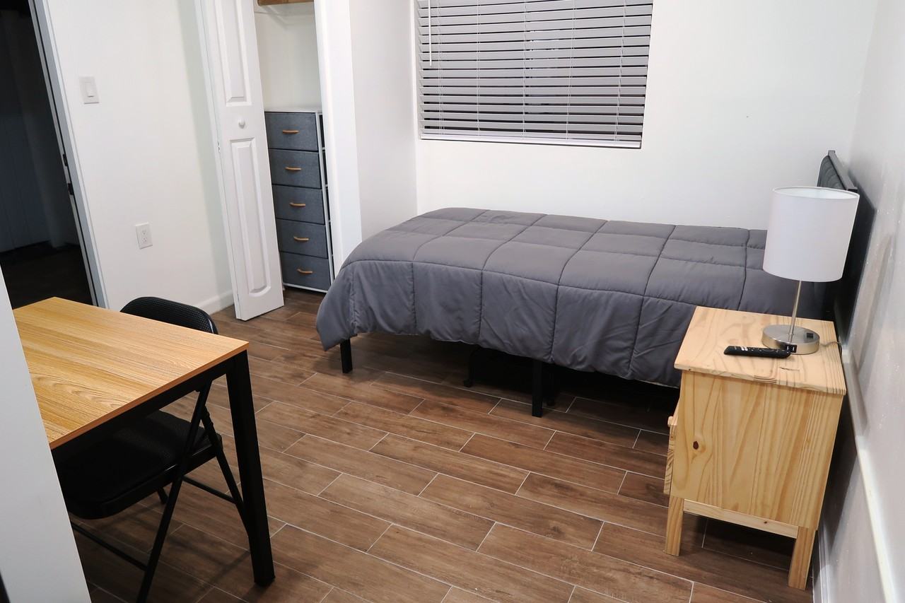 6118 Sw 19th St - Photo 3 of 5