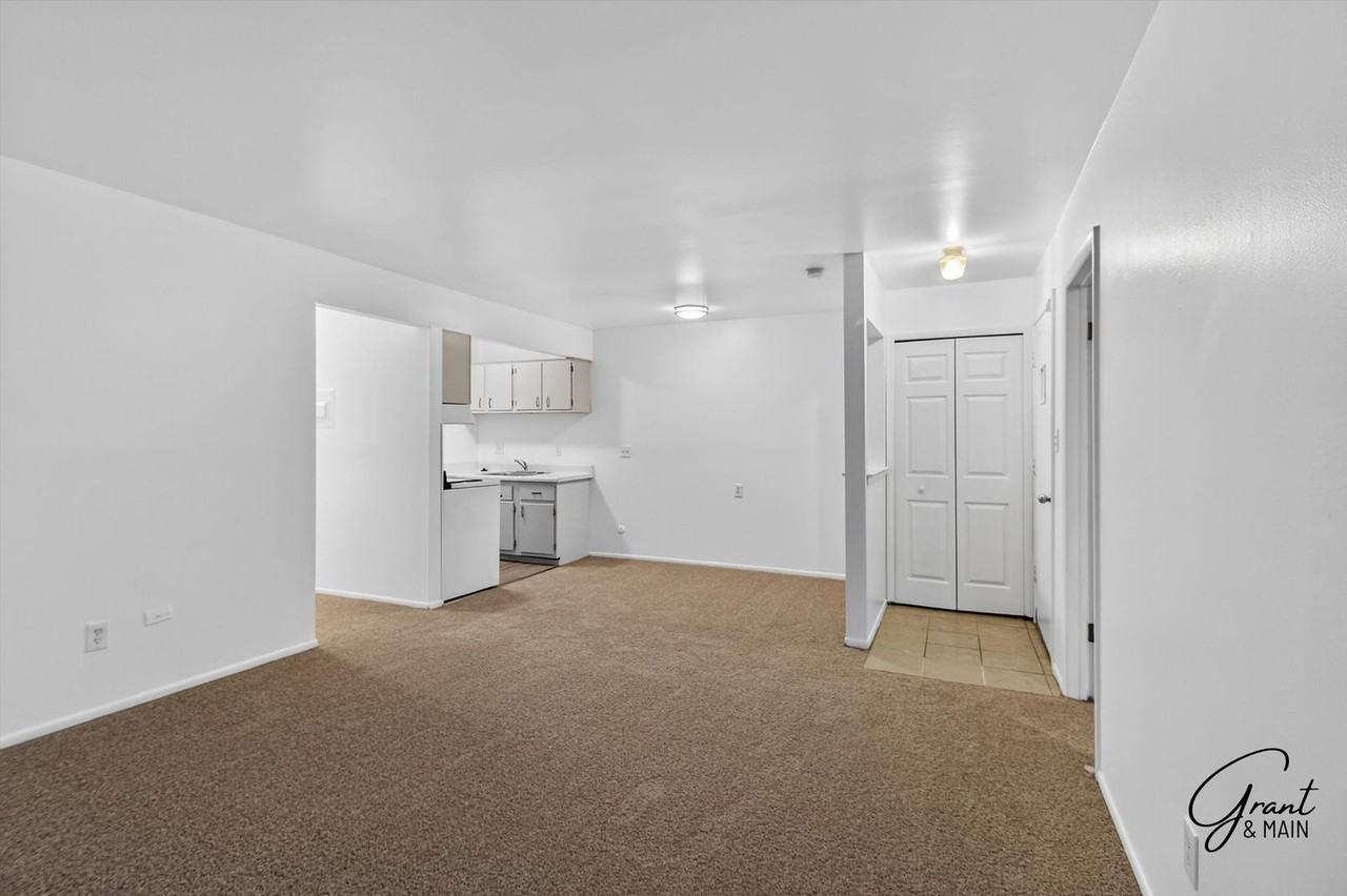 22330 W Warren - Photo 5 of 16