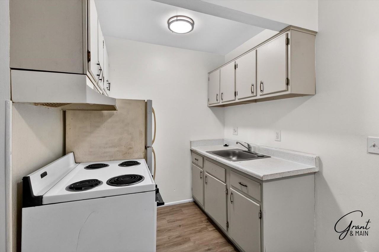 22330 W Warren - Photo 6 of 16