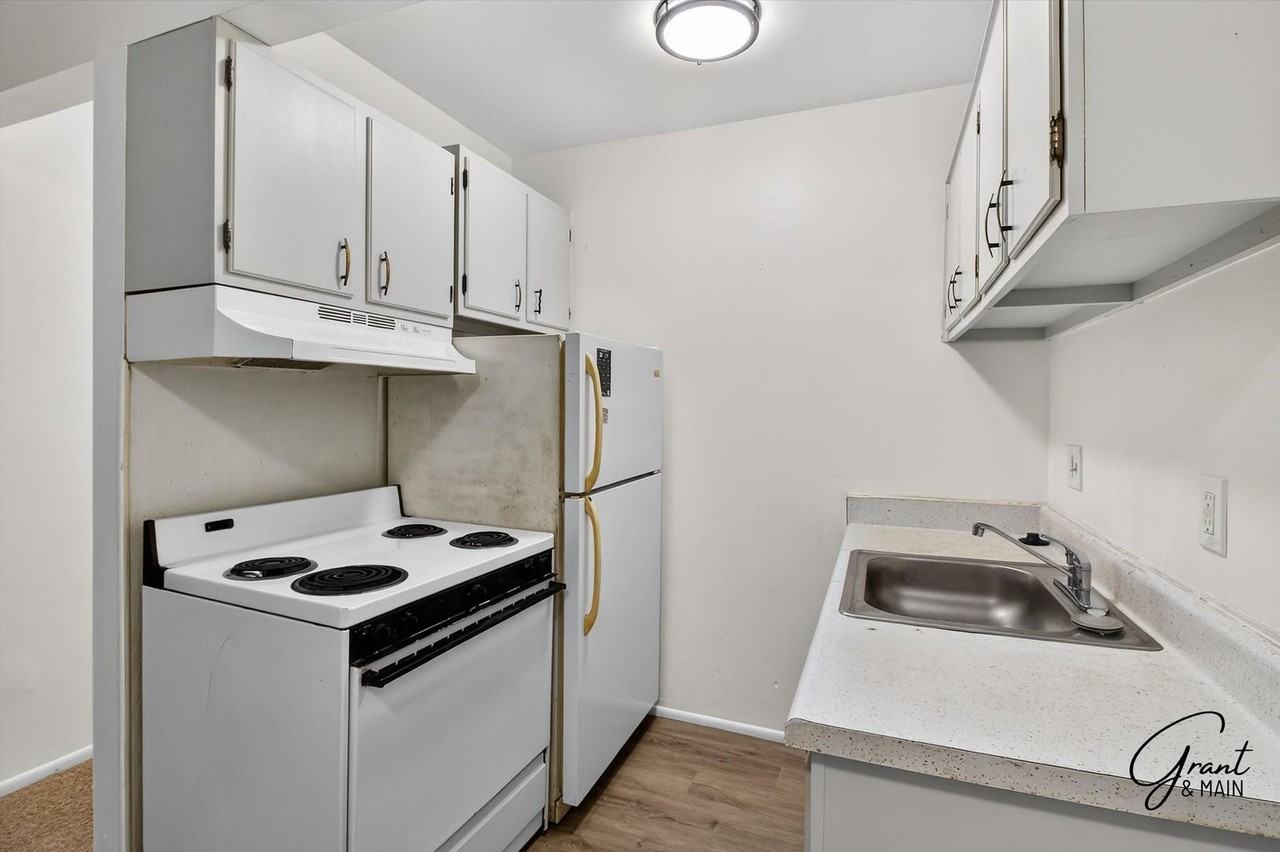22330 W Warren - Photo 7 of 16