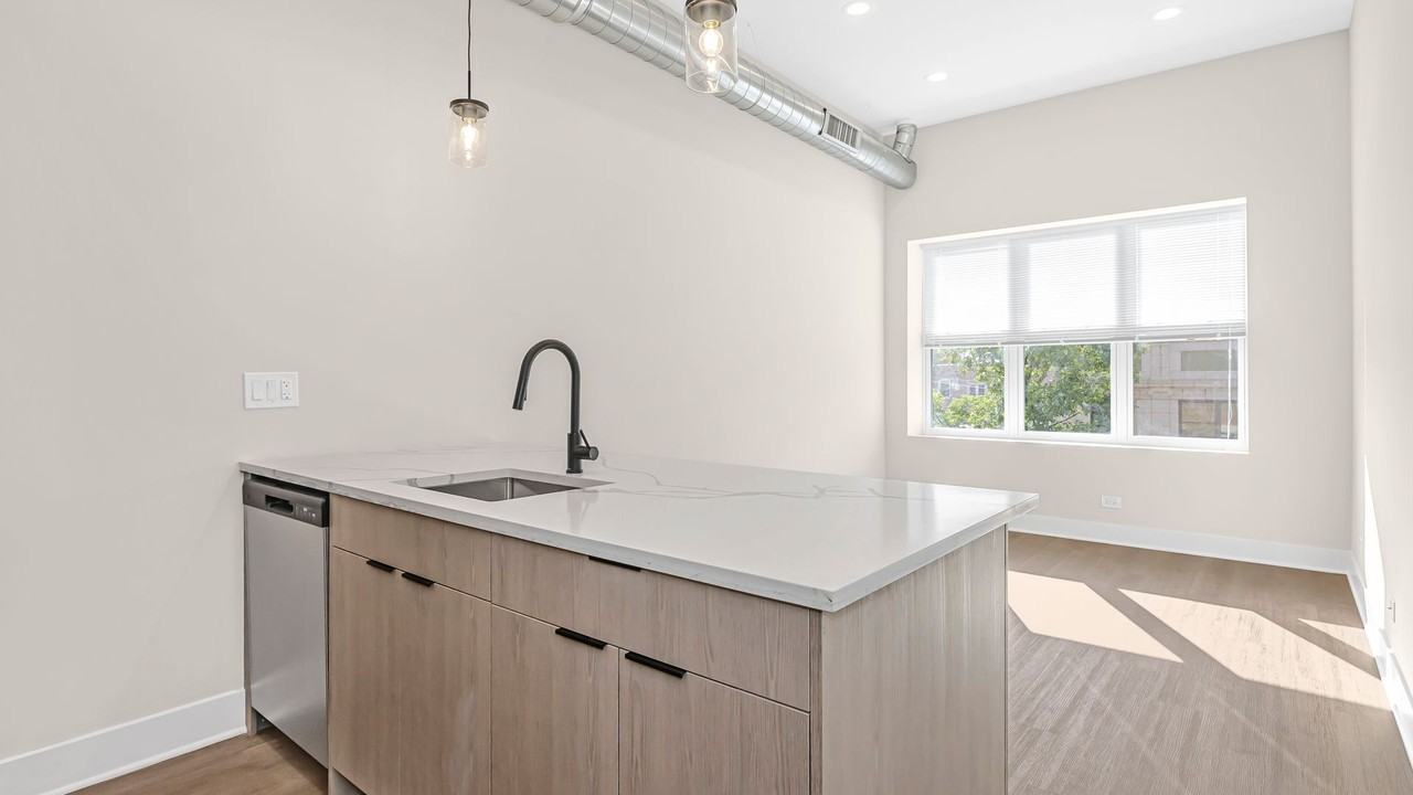 4533 N Clark St - Photo 3 of 6