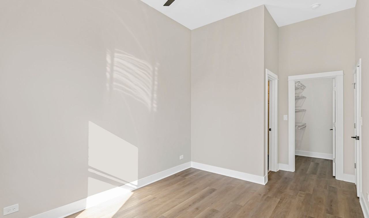 4533 N Clark St - Photo 4 of 6