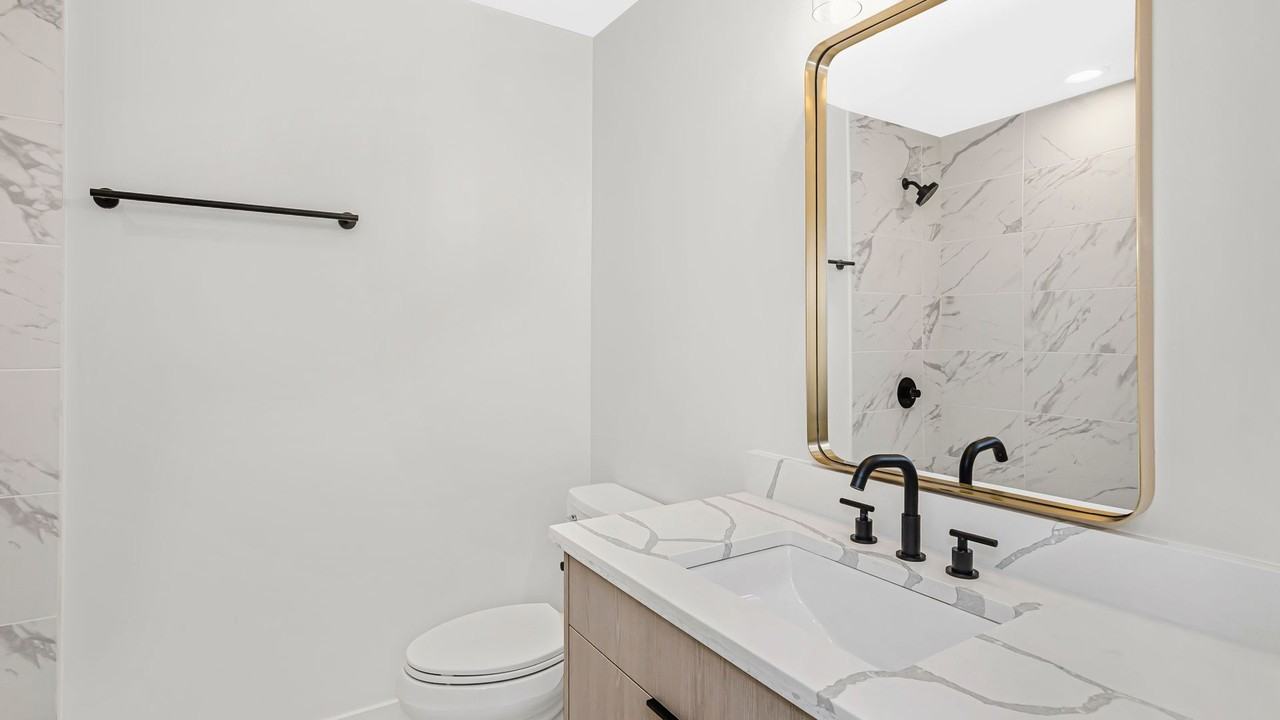 4533 N Clark St - Photo 5 of 6