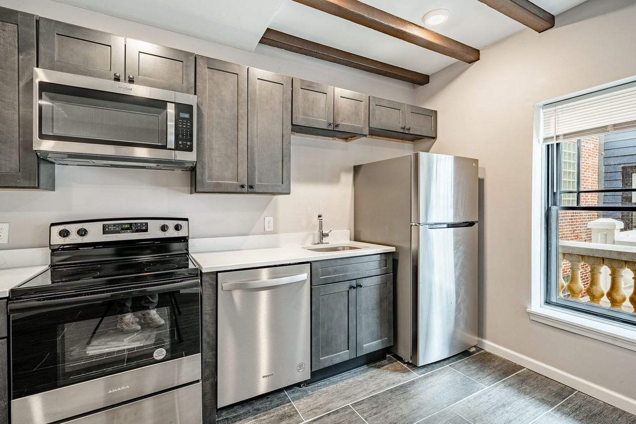235 E Market St - Photo 4 of 47