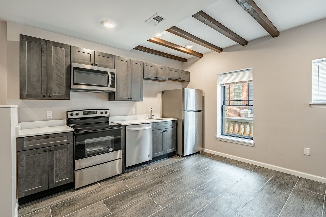 235 E Market St - Photo 5 of 47