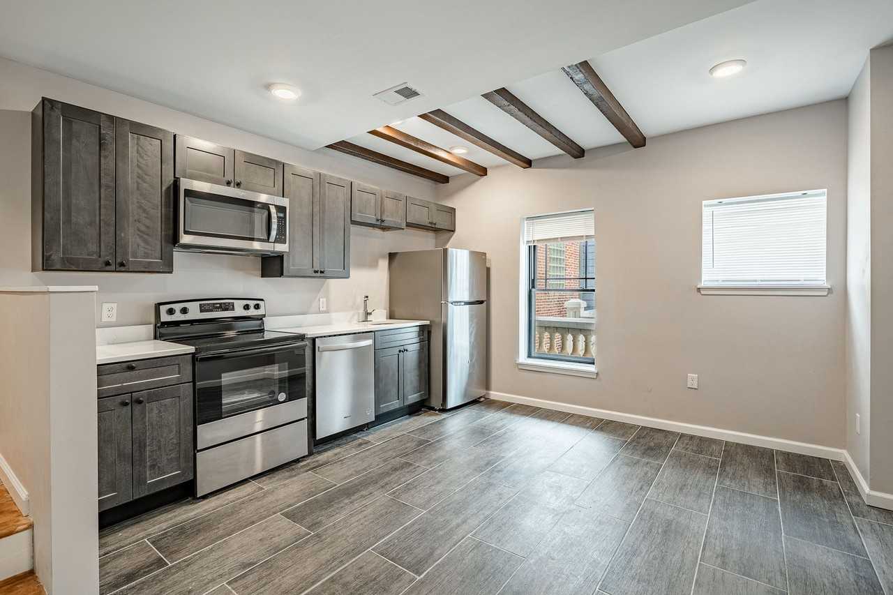 235 E Market St - Photo 7 of 47