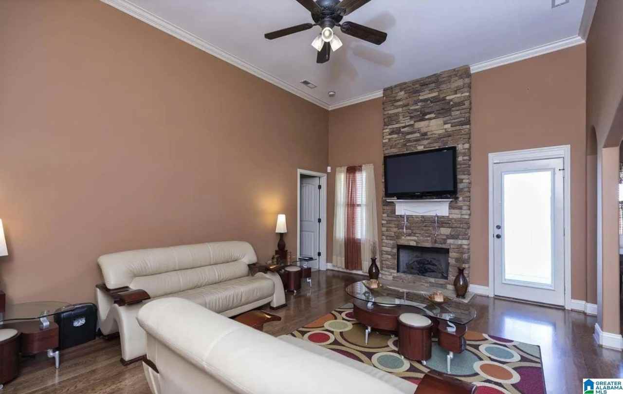 1059 Kerry Dr - Photo 6 of 27